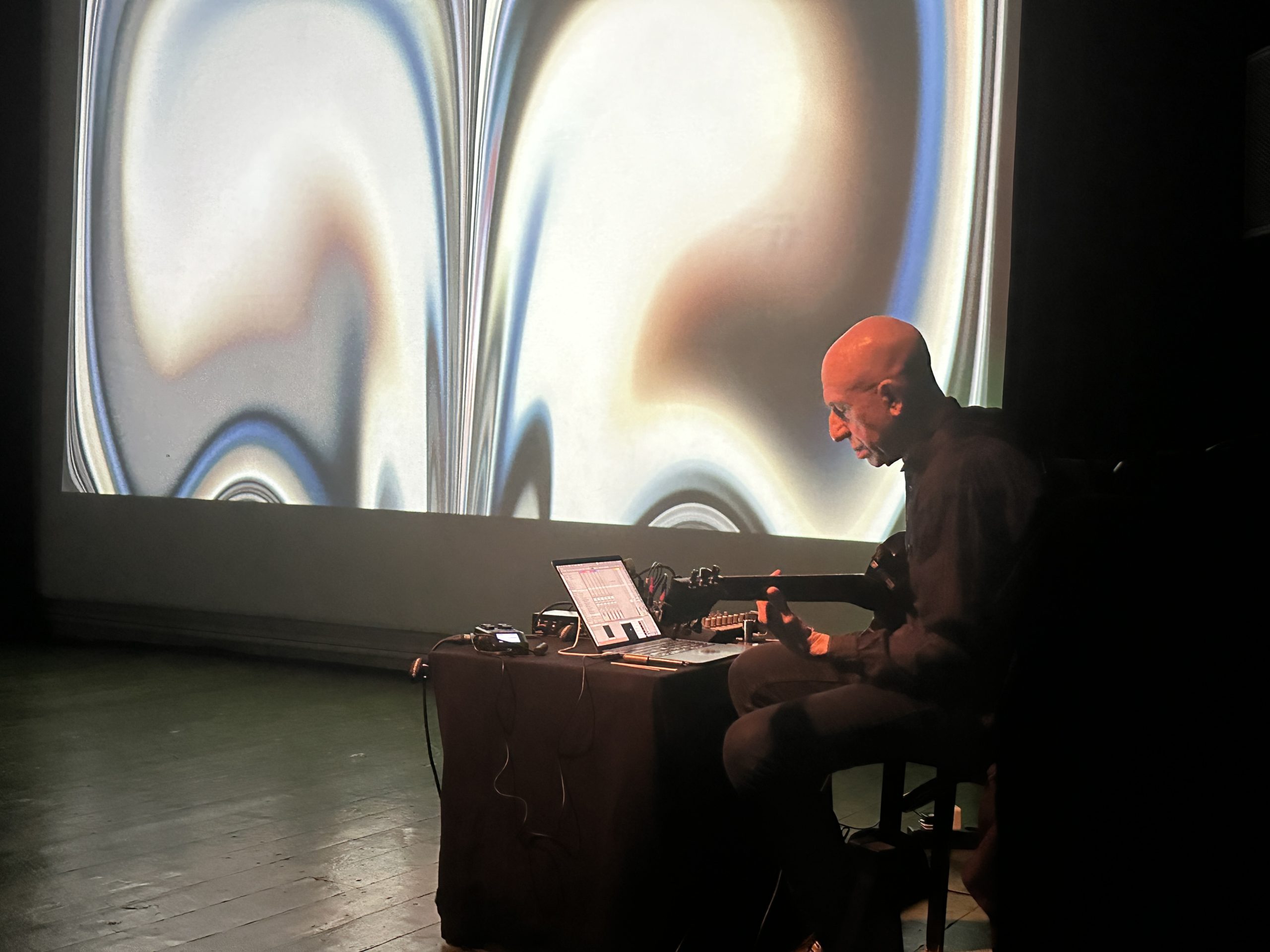 Eliott Sharp – koncert – 14. června 2026 – Punctum Krásovka, Praha